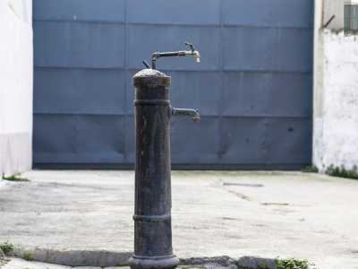 In fondo a via Potenza una piccola fontana si erge solitaria